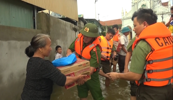 Lực lượng CAND bám địa bàn, giúp nhân dân trong mưa lũ - Ảnh minh hoạ 6