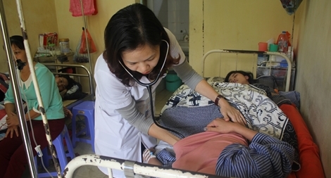 Nữ bác sĩ Công an mang con vào bệnh viện "trực chiến"