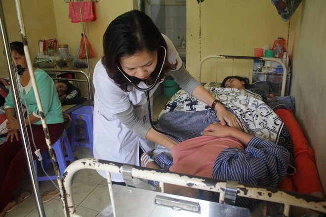 Nữ bác sĩ Công an mang con vào bệnh viện 
