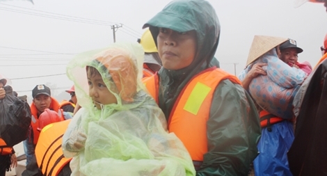 Hàng trăm cán bộ chiến sĩ Công an bám địa bàn, giúp dân trong mưa to, gió lớn