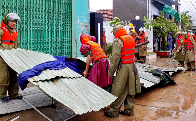 Hàng trăm cán bộ chiến sĩ Công an bám địa bàn, giúp dân trong mưa to, gió lớn - Ảnh minh hoạ 3