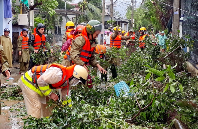 Hàng trăm cán bộ chiến sĩ Công an bám địa bàn, giúp dân trong mưa to, gió lớn