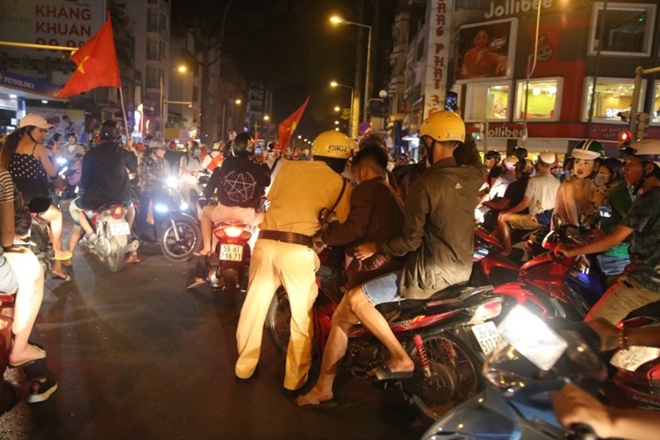Cảnh sát trắng đêm chống đua xe sau chiến thắng của U23 Việt Nam - Ảnh minh hoạ 26