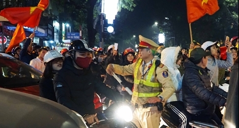 Cảnh sát trắng đêm chống đua xe sau chiến thắng của U23 Việt Nam