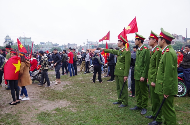 Cảnh sát trắng đêm bảo vệ bình yên sau khi U23 Việt Nam giành ngôi Á quân - Ảnh minh hoạ 18