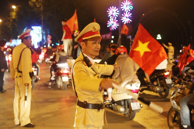 Cảnh sát trắng đêm bảo vệ bình yên sau khi U23 Việt Nam giành ngôi Á quân - Ảnh minh hoạ 8