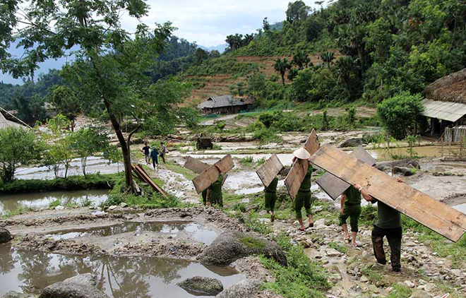 Cán bộ Công an vượt suối giúp dân sau mưa lũ - Ảnh minh hoạ 2