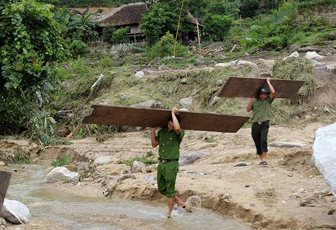 Cán bộ Công an vượt suối giúp dân sau mưa lũ - Ảnh minh hoạ 10