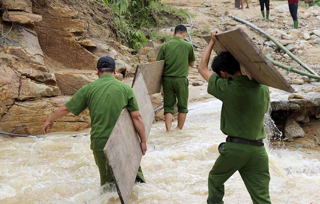Cán bộ Công an vượt suối giúp dân sau mưa lũ - Ảnh minh hoạ 9