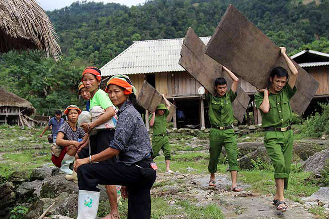 Cán bộ Công an vượt suối giúp dân sau mưa lũ - Ảnh minh hoạ 4