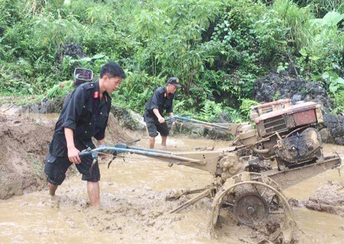 Công an Lai Châu dầm mình trong mưa giúp dân vùng lũ - Ảnh minh hoạ 8