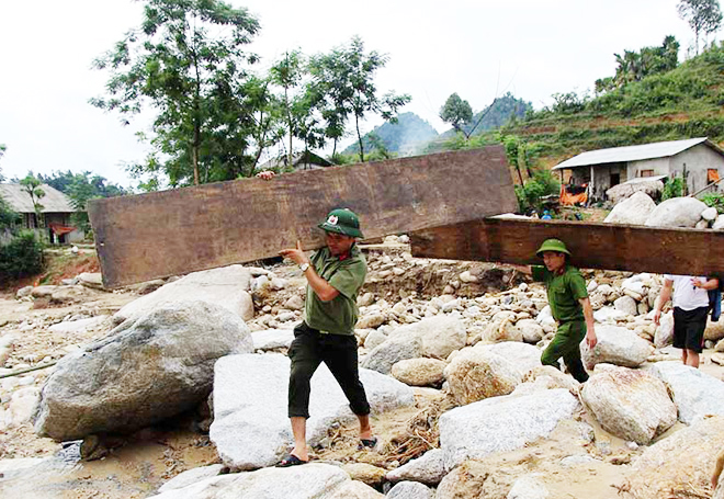 Công an Lai Châu dầm mình trong mưa giúp dân vùng lũ - Ảnh minh hoạ 14