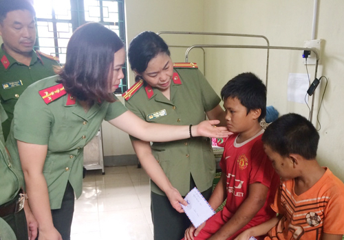 Công an Lai Châu dầm mình trong mưa giúp dân vùng lũ - Ảnh minh hoạ 11