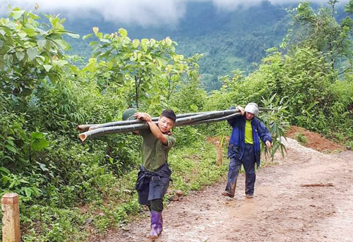 Công an Lai Châu dầm mình trong mưa giúp dân vùng lũ - Ảnh minh hoạ 6