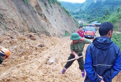 Công an Lai Châu dầm mình trong mưa giúp dân vùng lũ - Ảnh minh hoạ 5