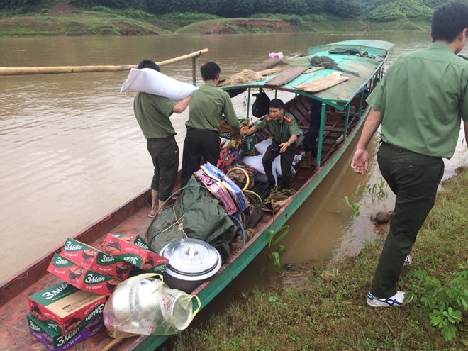 Công an Lai Châu dầm mình trong mưa giúp dân vùng lũ