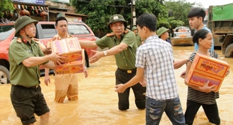 Sáng đẹp sắc phục CAND giúp dân trong mưa lũ