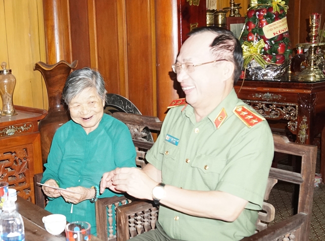 Thứ trưởng Nguyễn Văn Thành thăm hỏi, tặng quà gia đình bà Nguyễn Thị Bàng