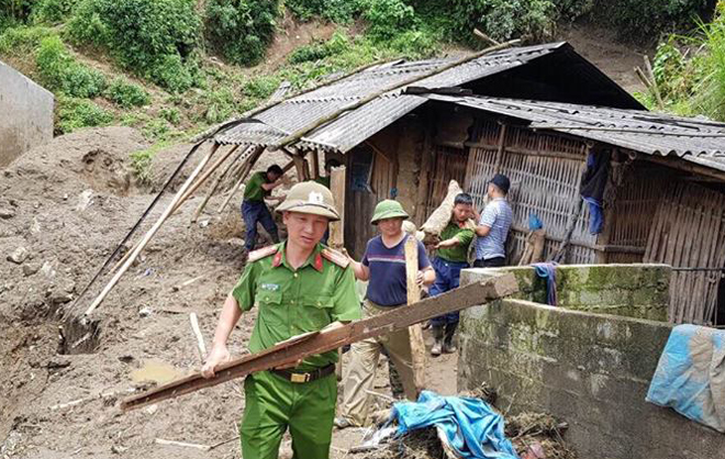 Hàng trăm CBCS Công an đang dầm mình trong mưa gió cứu giúp dân ở Vàng Ma Chải - Ảnh minh hoạ 15