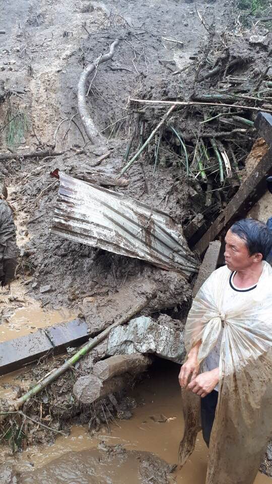 Hàng trăm CBCS Công an đang dầm mình trong mưa gió cứu giúp dân ở Vàng Ma Chải - Ảnh minh hoạ 13