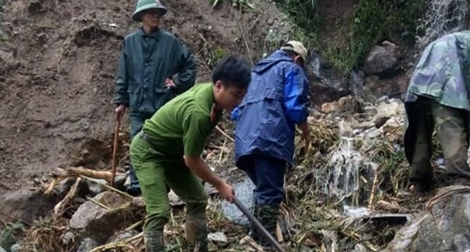 Hàng trăm CBCS Công an đang dầm mình trong mưa gió cứu giúp dân ở Vàng Ma Chải