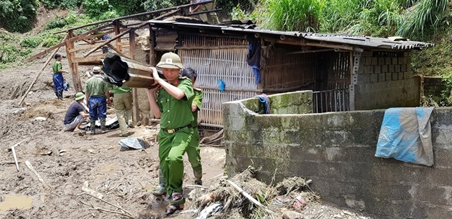 Hàng trăm CBCS Công an đang dầm mình trong mưa gió cứu giúp dân ở Vàng Ma Chải - Ảnh minh hoạ 16