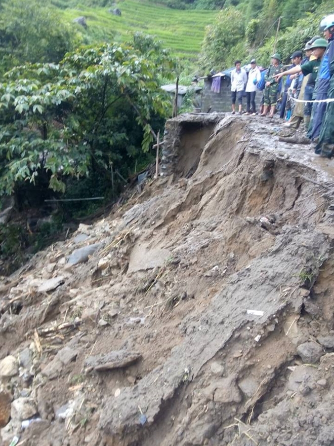 Hàng trăm CBCS Công an đang dầm mình trong mưa gió cứu giúp dân ở Vàng Ma Chải - Ảnh minh hoạ 7