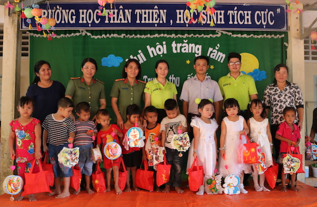 Công an tỉnh Quảng Nam và Công an tỉnh Trà Vinh tặng quà Tết Trung thu - Ảnh minh hoạ 5