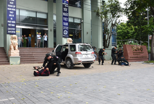 Diễn tập chống gây rối, cướp ngân hàng tại Nghệ An và Thanh Hóa - Ảnh minh hoạ 2