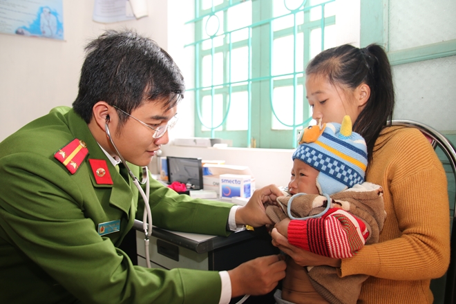 Tuổi trẻ Bộ Tư lệnh CSCĐ khám bệnh, cấp phát thuốc miễn phí cho đồng bào biên giới.