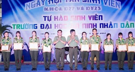 Khen thưởng 10 sinh viên An ninh “5 tốt”