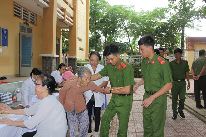 Công an Tây Ninh khám bệnh, phát thuốc miễn phí cho hơn 100 người dân nghèo - Ảnh minh hoạ 2