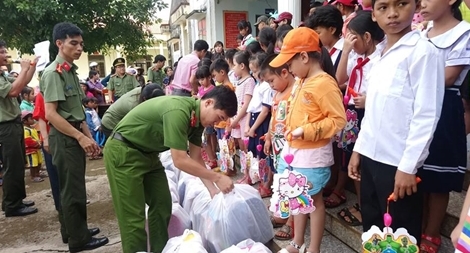 Tặng quà Tết Trung thu cho học sinh nghèo Bình Phước