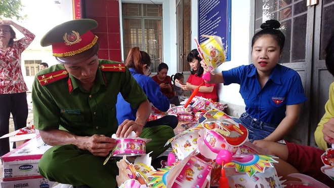 Tặng quà Tết Trung thu cho học sinh nghèo Bình Phước
