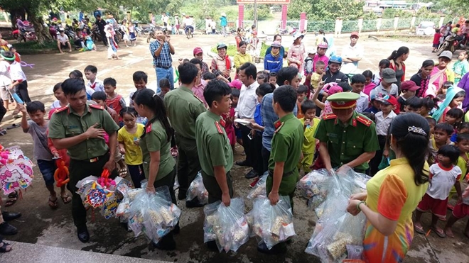 Tặng quà Tết Trung thu cho học sinh nghèo Bình Phước - Ảnh minh hoạ 4