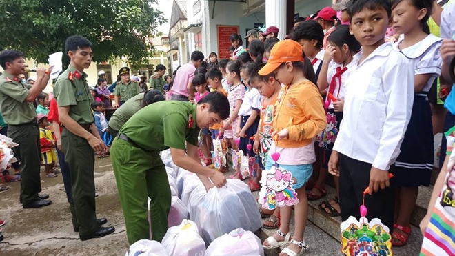 Tặng quà Tết Trung thu cho học sinh nghèo Bình Phước - Ảnh minh hoạ 3