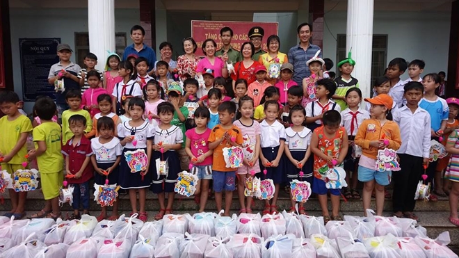 Tặng quà Tết Trung thu cho học sinh nghèo Bình Phước - Ảnh minh hoạ 2