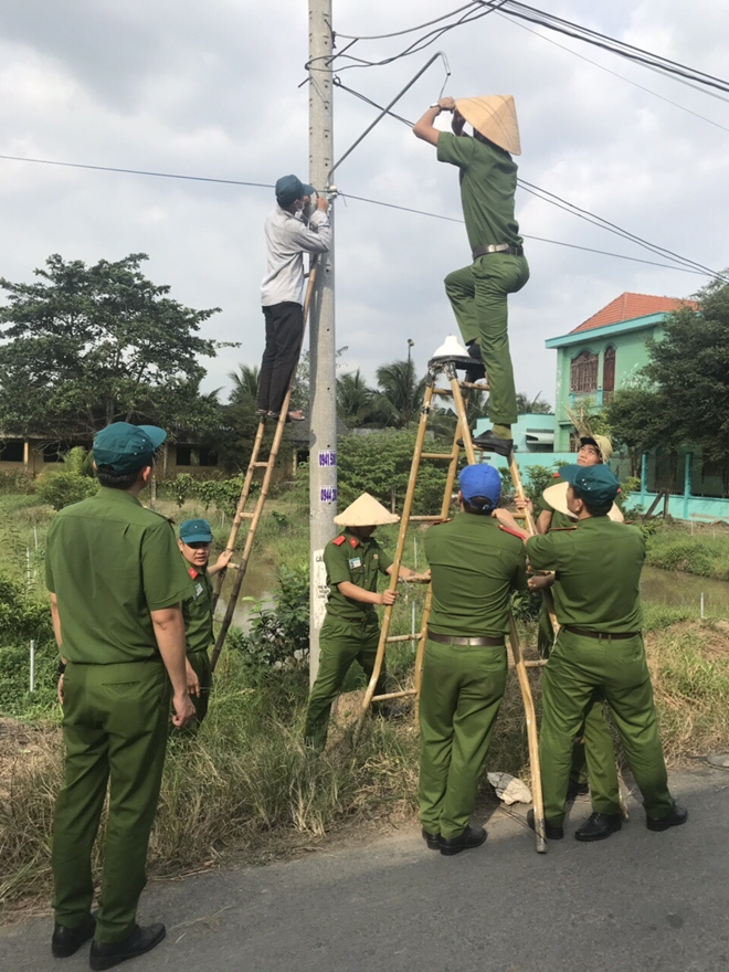 Trường Cao đẳng CSND II chung tay “Thắp sáng làng quê”