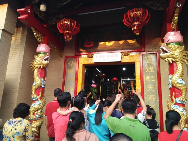 Du khách thập phương dâng hương, cầu an ở chùa Bà Thiên Hậu