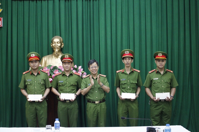 Công an TP Hồ Chí Minh trao tiền hỗ trợ cán bộ bị thương khi làm nhiệm vụ
