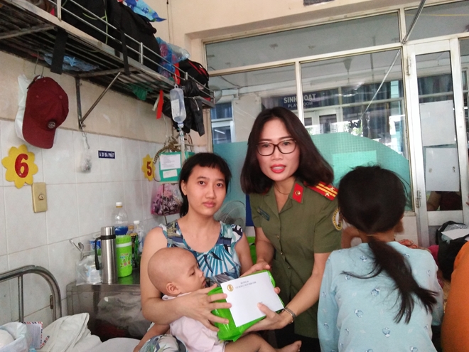 Công an Cửa khẩu Cảng Tân Sơn Nhất tặng quà cho bệnh nhi nghèo