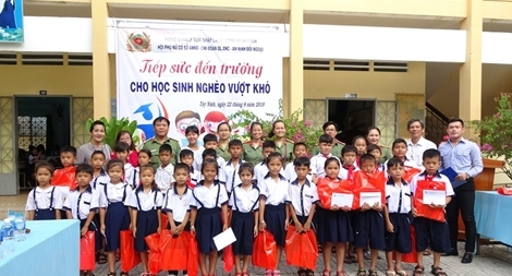 Công an Tây Ninh trao học bổng cho học sinh nghèo hiếu học