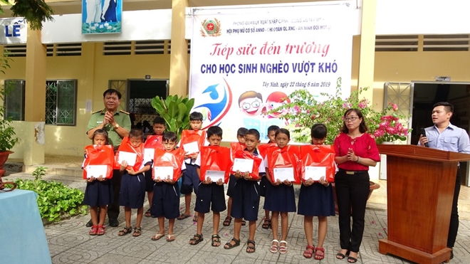 Công an Tây Ninh trao học bổng cho học sinh nghèo hiếu học - Ảnh minh hoạ 2