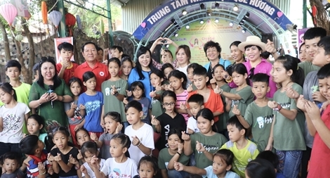 Bộ trưởng Nguyễn Thị Kim Tiến thăm, tặng quà trẻ em mồ côi, khuyết tật