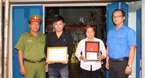 Truy tặng huy hiệu “Tuổi trẻ dũng cảm” cho Trung sỹ Trần Văn Lành