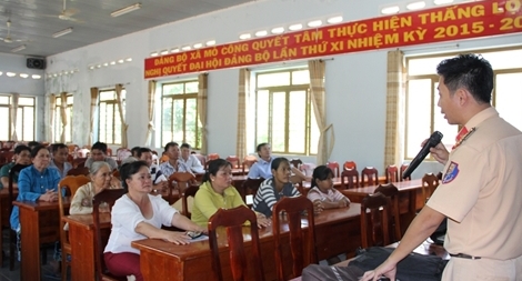 Công an Tây Ninh tuyên truyền Luật Giao thông cho người dân