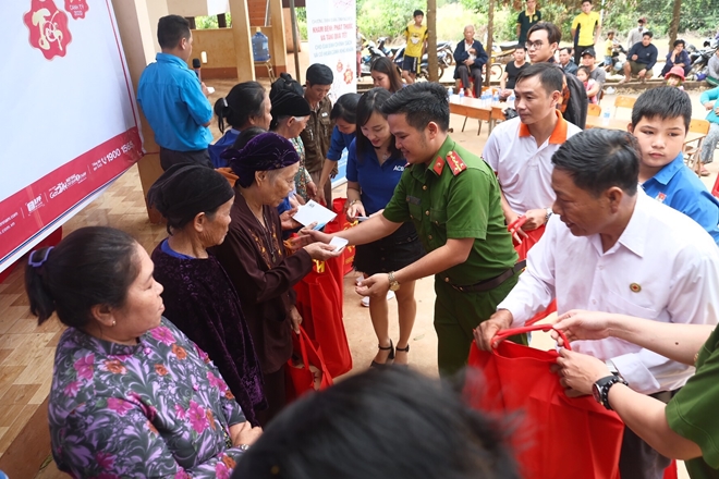 Cao đẳng CSND II tặng quà, khám bệnh cho gần 200 người dân nghèo - Ảnh minh hoạ 7
