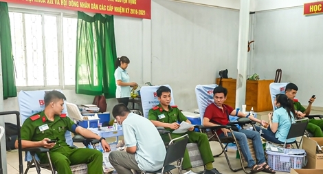 Hơn 200 giáo viên, sinh viên Cảnh sát hiến máu cứu người