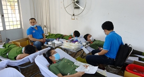 Hơn 100 cán bộ, chiến sỹ hiến máu tình nguyện cứu người