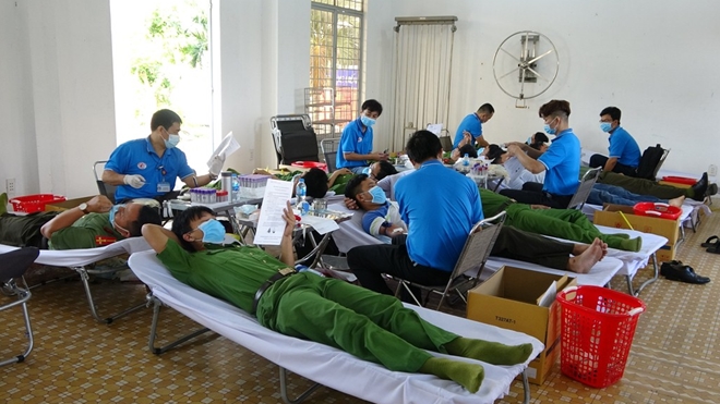 Hơn 100 cán bộ, chiến sỹ hiến máu tình nguyện cứu người - Ảnh minh hoạ 2